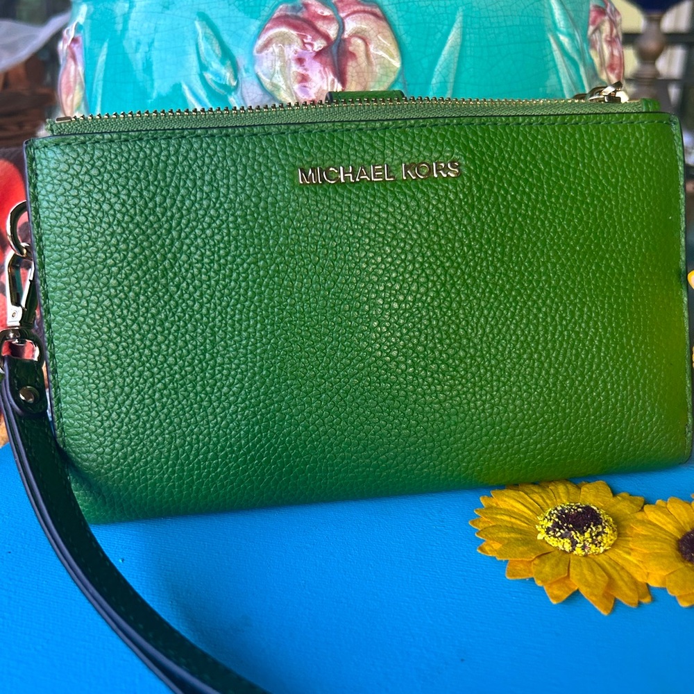 MICHAEL KORS JetSet Double Zip Smart Phone Wallet Lucious Pebbled Green leather👀